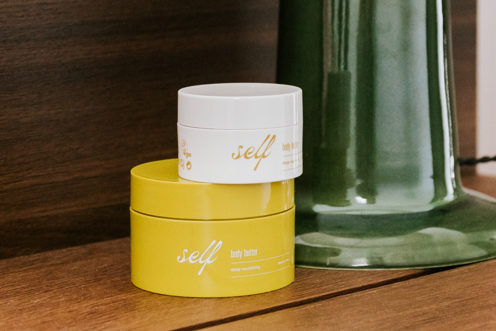 Twee handen delen een potje natuurlijke crème